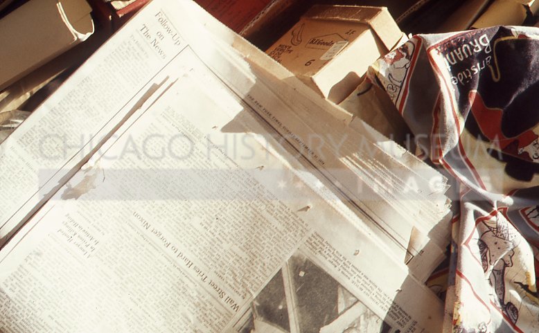 Newspaper and scarf - Maier, Vivian