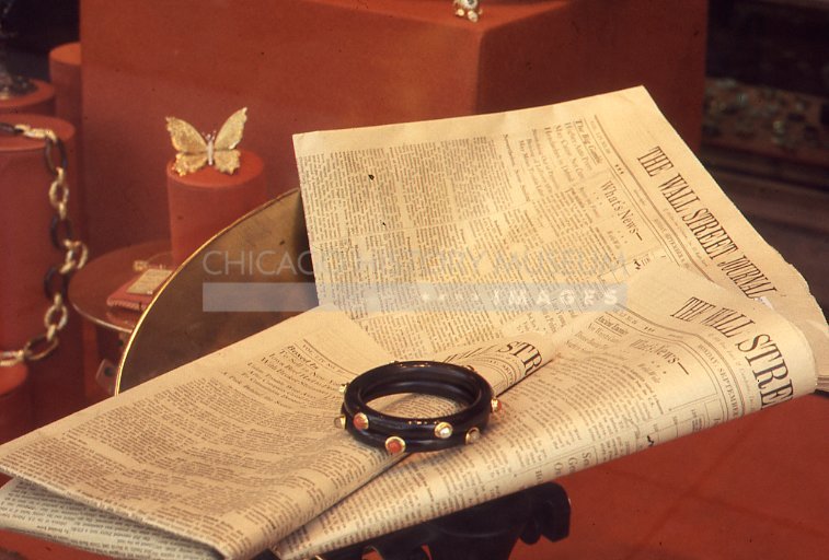 Newspapers and bracelets - Maier, Vivian