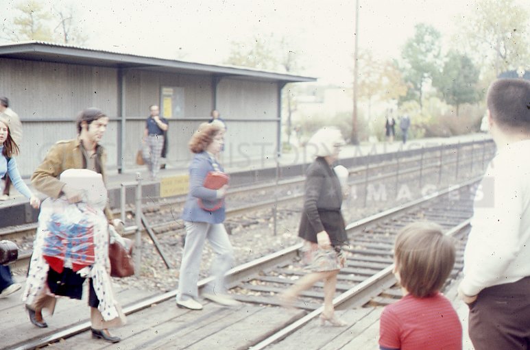 Crowd at suburban train station - Maier, Vivian