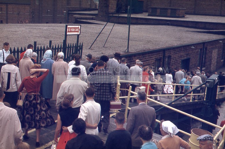 Crowd disembarking - Maier, Vivian