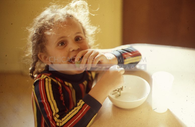 Girl eating grapes - Maier, Vivian