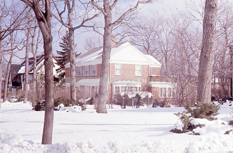 Brick house in the snow - Maier, Vivian