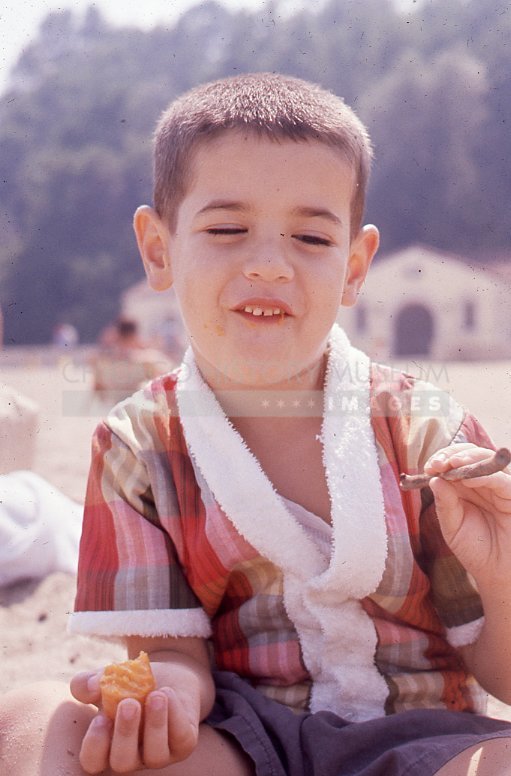 Young boy with fruit - Maier, Vivian