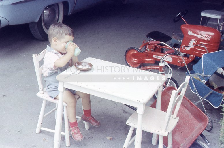 Little boy drinking - Maier, Vivian