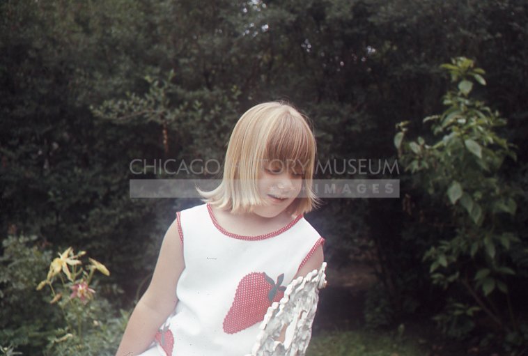 Strawberry girl on bench - Maier, Vivian