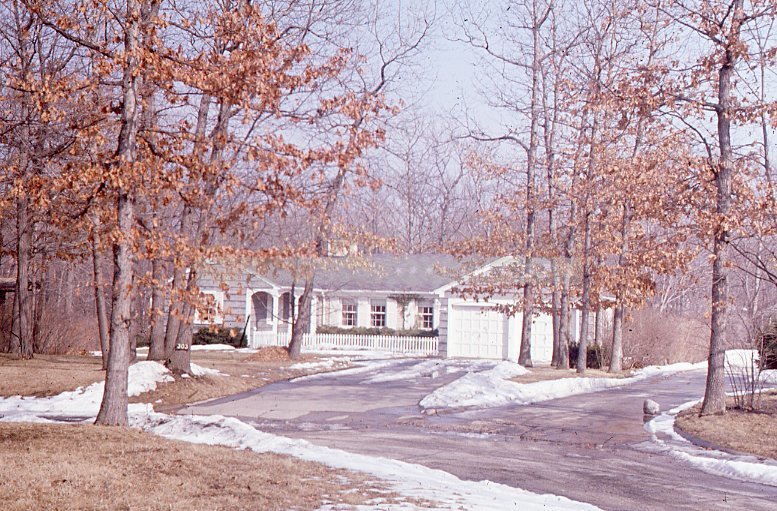 Ranch home in the snow - Maier, Vivian