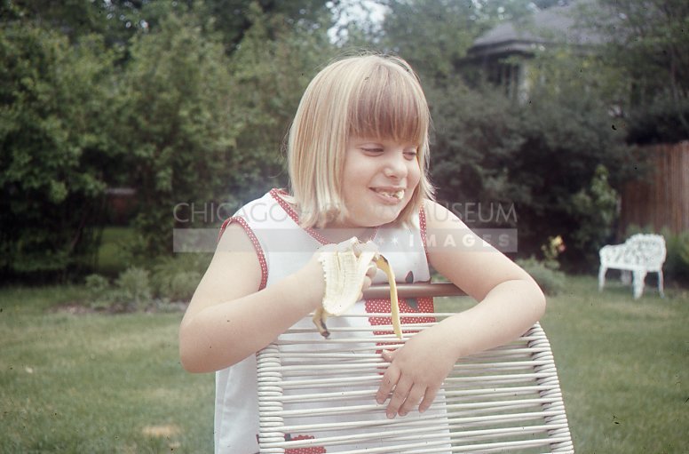 Strawberry girl with banana - Maier, Vivian