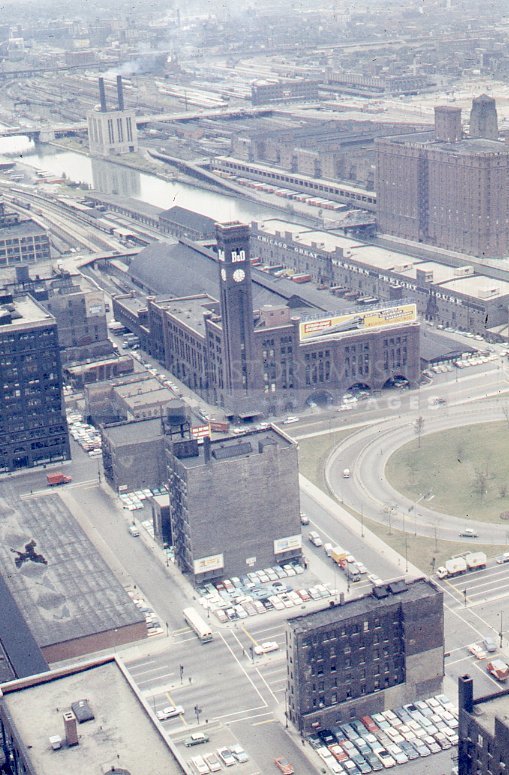 Chicago's Grand Central Station - Maier, Vivian