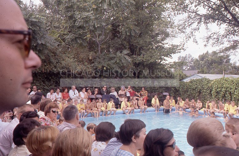 Crowd at a pool event - Maier, Vivian