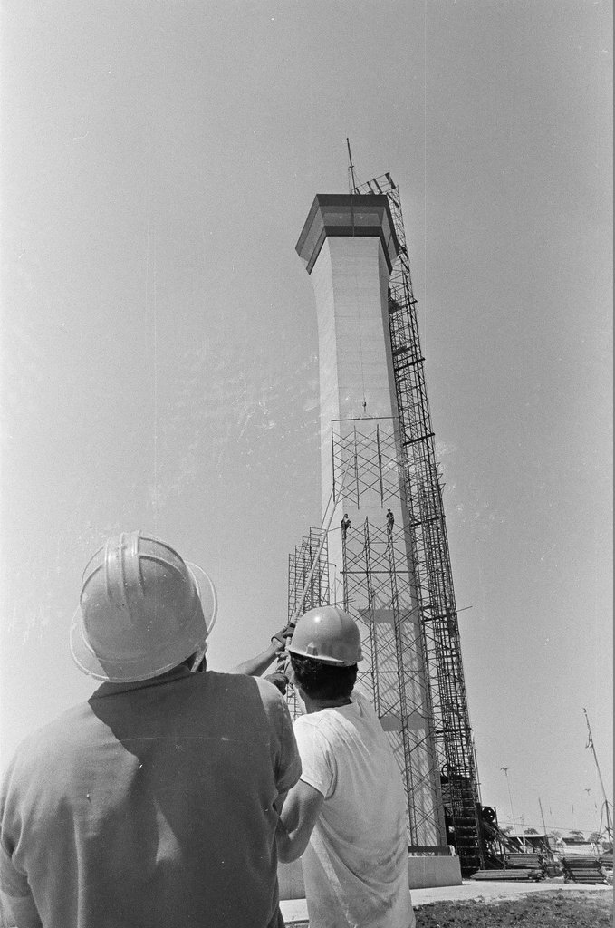 Air traffic control tower nearly complete - Bill Mares for Chicago Sun-Times
