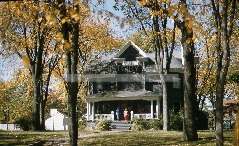 Two women at mansion - Maier, Vivian