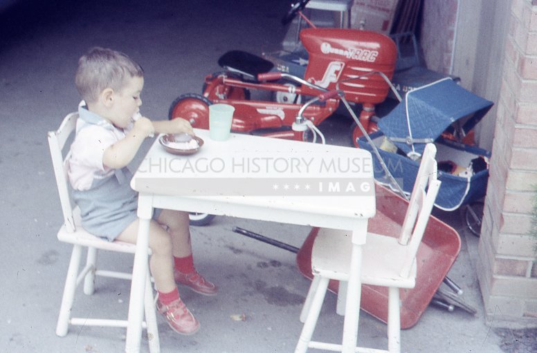 Little boy eating - Maier, Vivian
