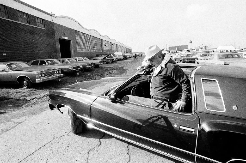 Auto auction on South Pulaski Road - John Tweedle for Chicago Sun-Times