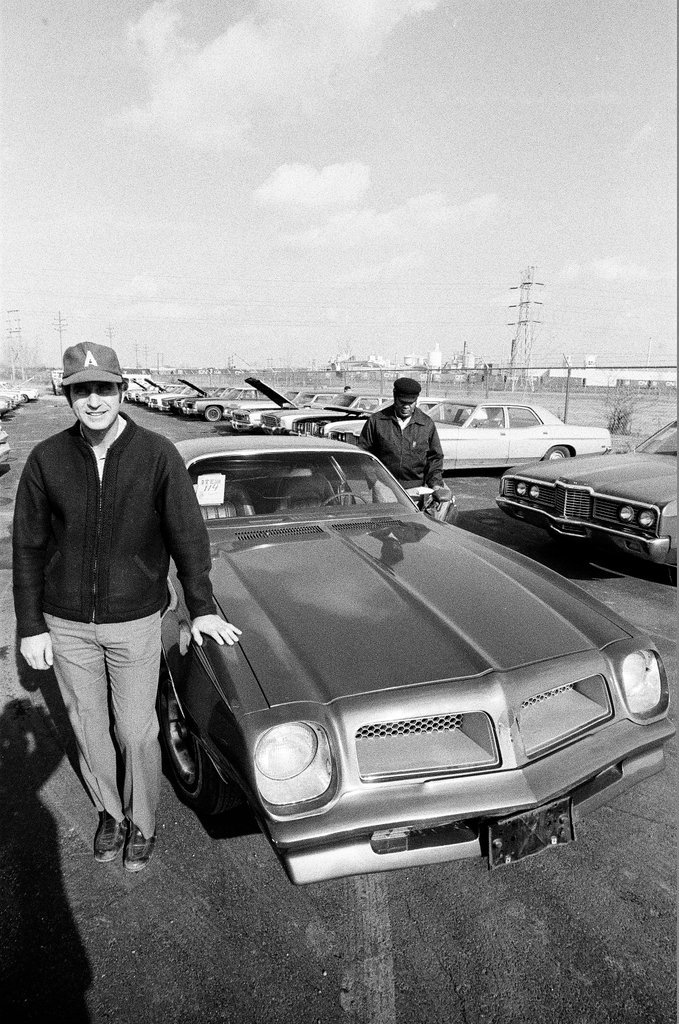 Auto auction on South Pulaski Road - John Tweedle for Chicago Sun-Times