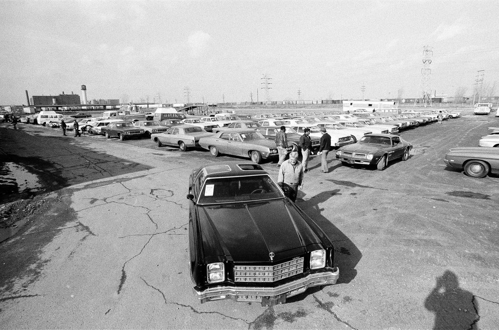 Auto auction on South Pulaski Road - John Tweedle for Chicago Sun-Times