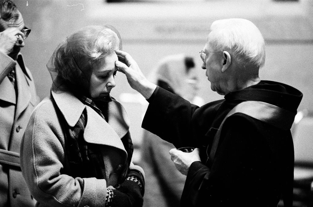 Ash Wednesday mass at St. Peter's Church - James DuPree for Chicago Sun-Times