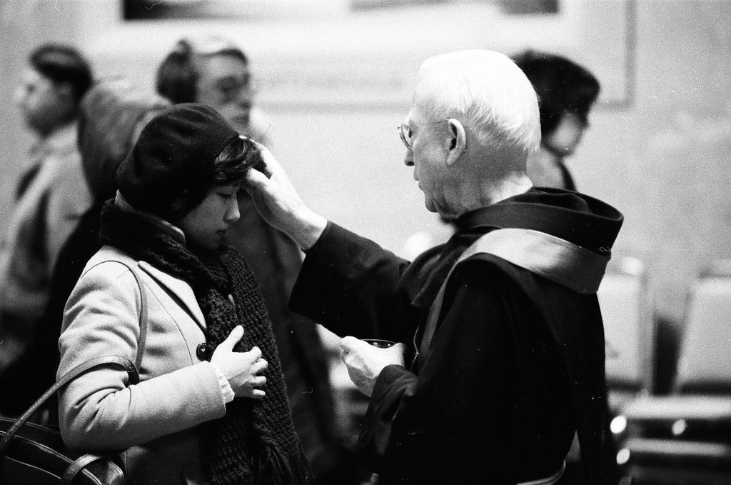 Ash Wednesday mass at St. Peter's Church - James DuPree for Chicago Sun-Times