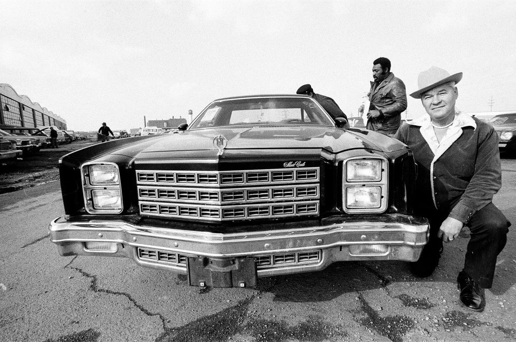 Auto auction on South Pulaski Road - John Tweedle for Chicago Sun-Times