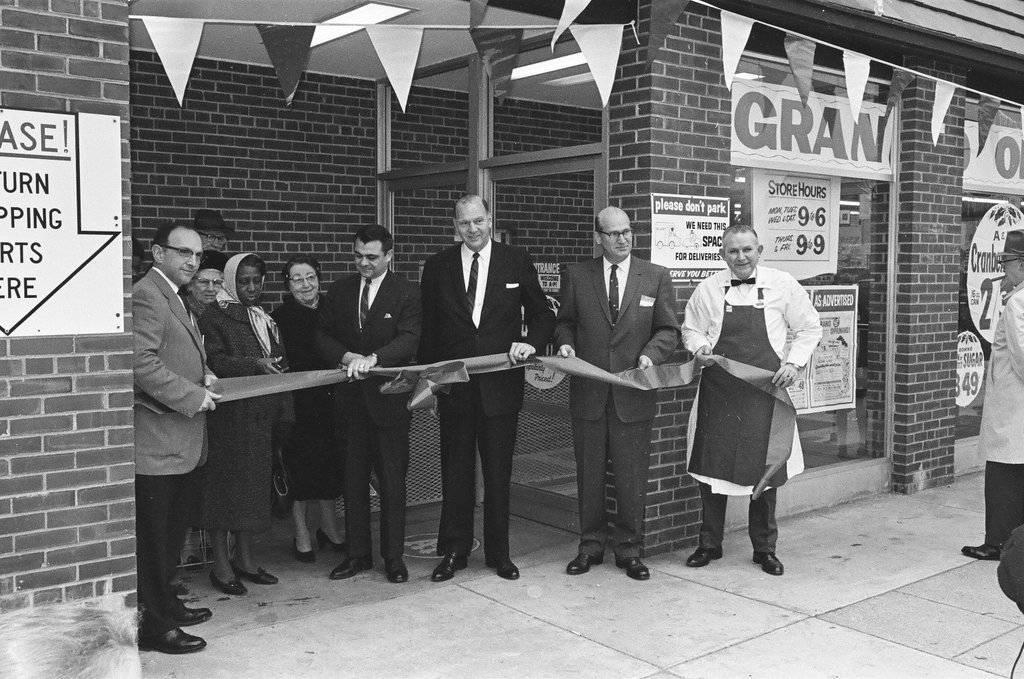 Ribbon cutting for new A and P store - Howard Lyon for Chicago Sun-Times