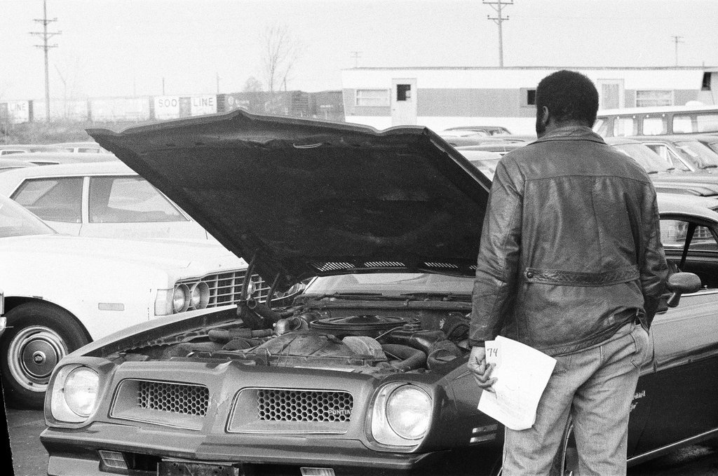 Auto auction on South Pulaski Road - John Tweedle for Chicago Sun-Times