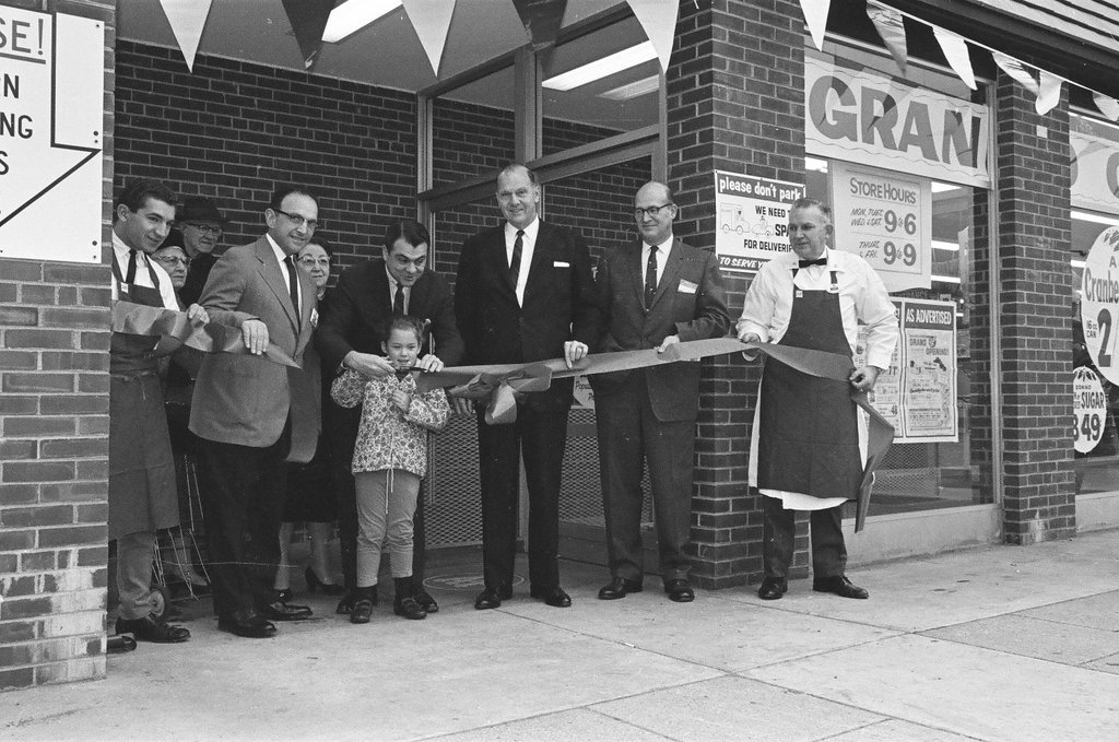 Ribbon cutting for new A and P store - Howard Lyon for Chicago Sun-Times
