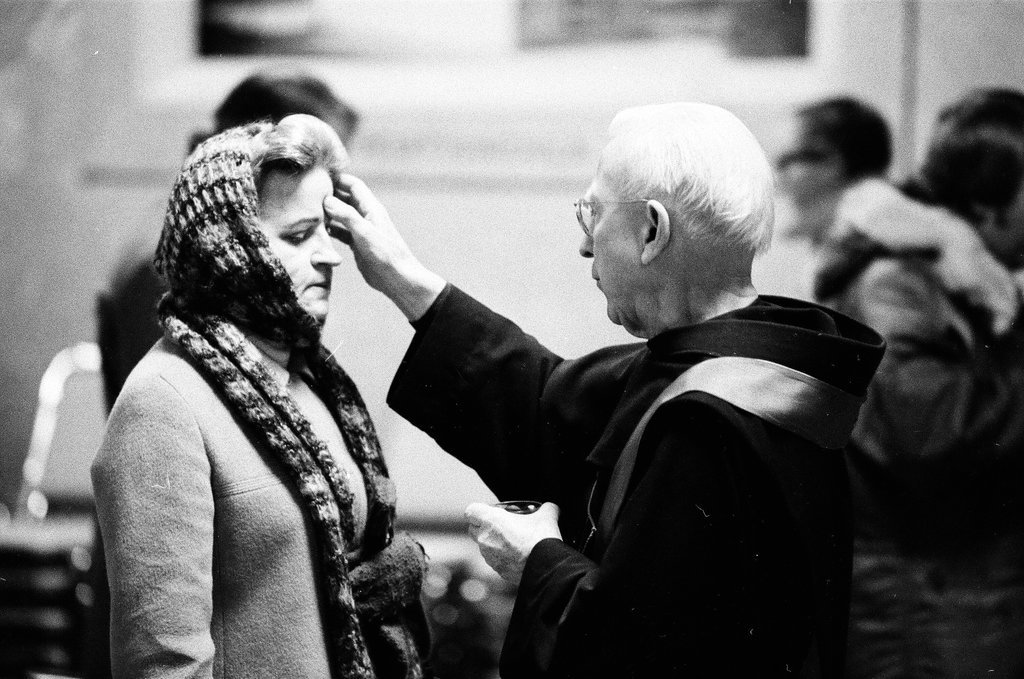 Ash Wednesday mass at St. Peter's Church - James DuPree for Chicago Sun-Times