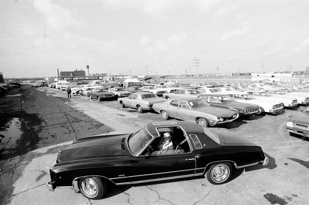 Auto auction on South Pulaski Road - John Tweedle for Chicago Sun-Times