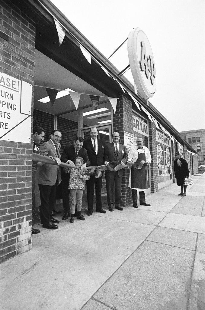 Ribbon cutting for new A and P store - Howard Lyon for Chicago Sun-Times