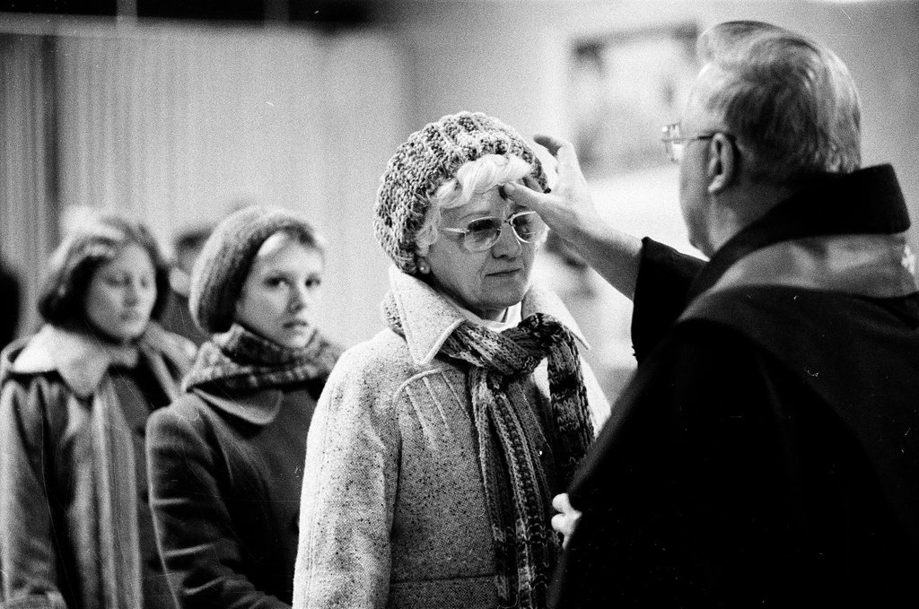 Ash Wednesday mass at St. Peter's Church - James DuPree for Chicago Sun-Times