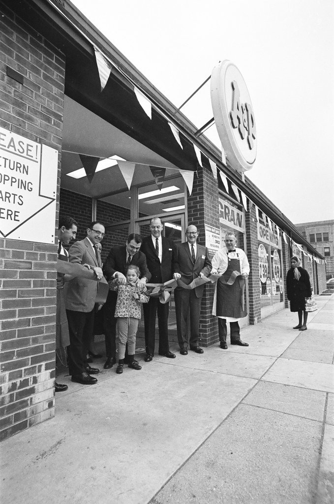 Ribbon cutting for new A and P store - Howard Lyon for Chicago Sun-Times