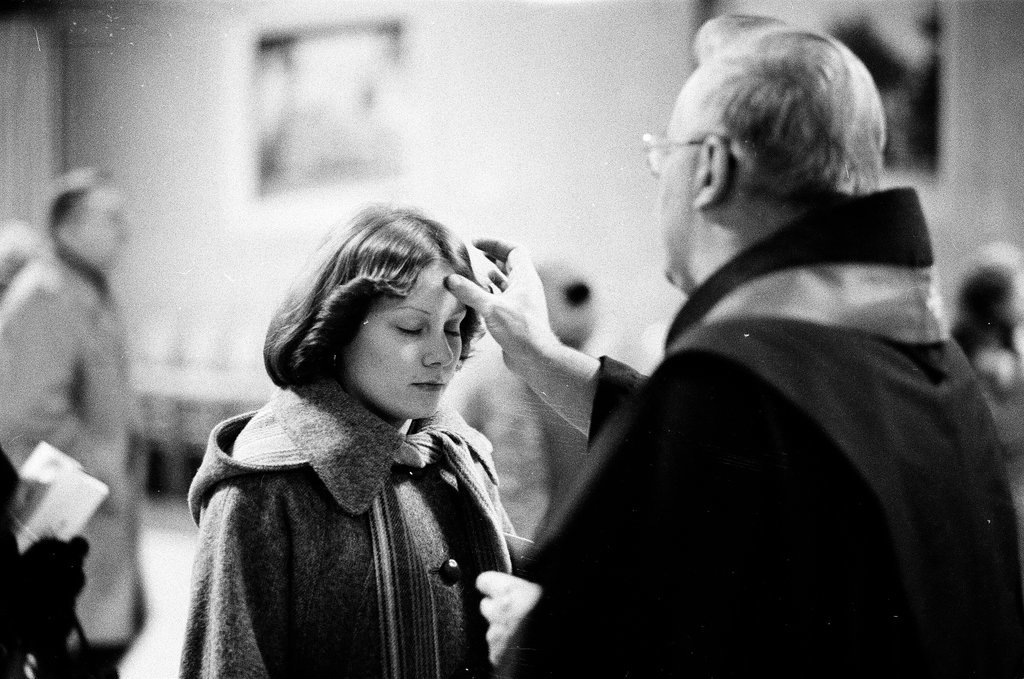 Ash Wednesday mass at St. Peter's Church - James DuPree for Chicago Sun-Times