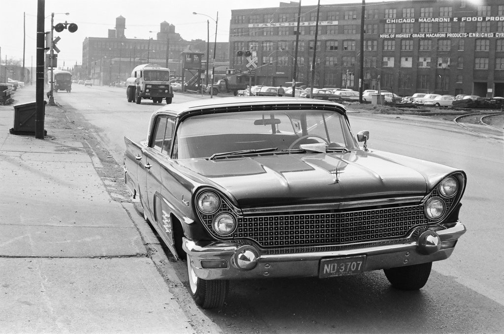 Abandoned car on Cermak Road - Howard Lyon for Chicago Sun-Times