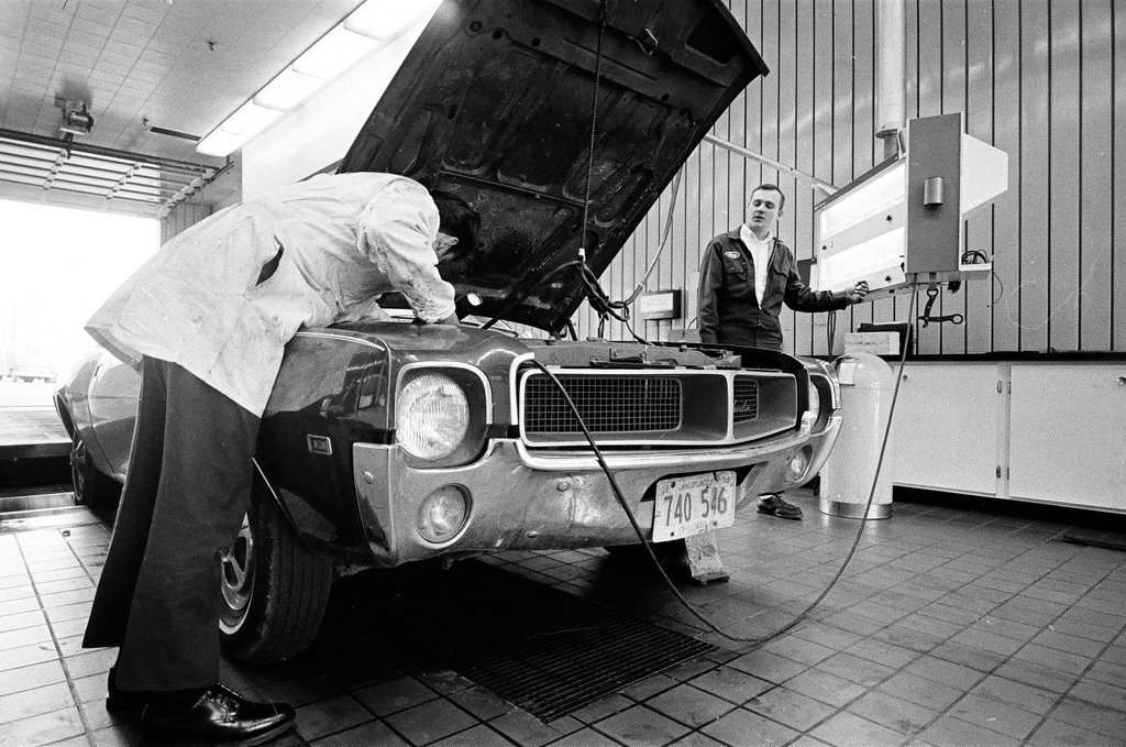 Auto clinic in West Ridge - Pete Peters for Chicago Sun-Times