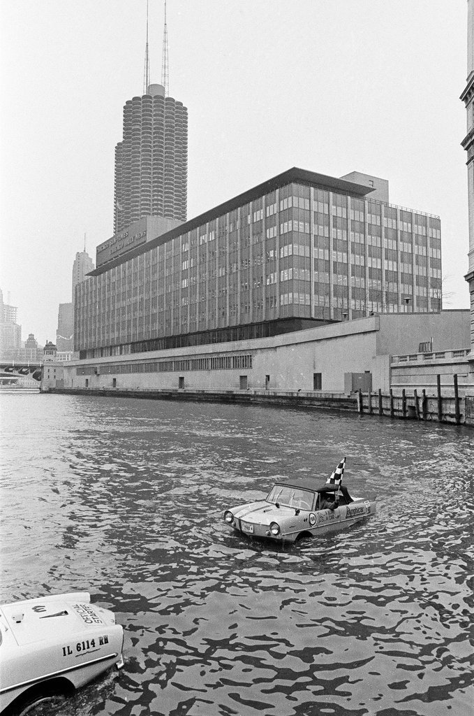 First annual stock car race on Chicago River - John Tweedle for Chicago Sun-Times