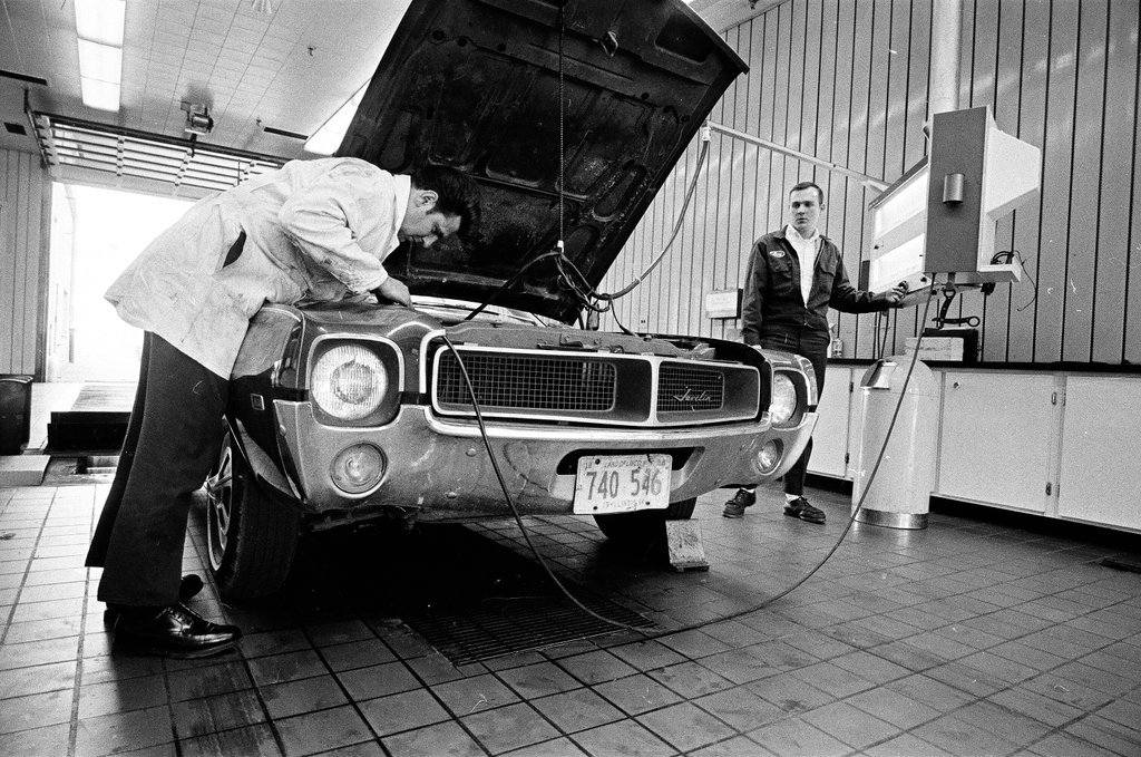Auto clinic in West Ridge - Pete Peters for Chicago Sun-Times