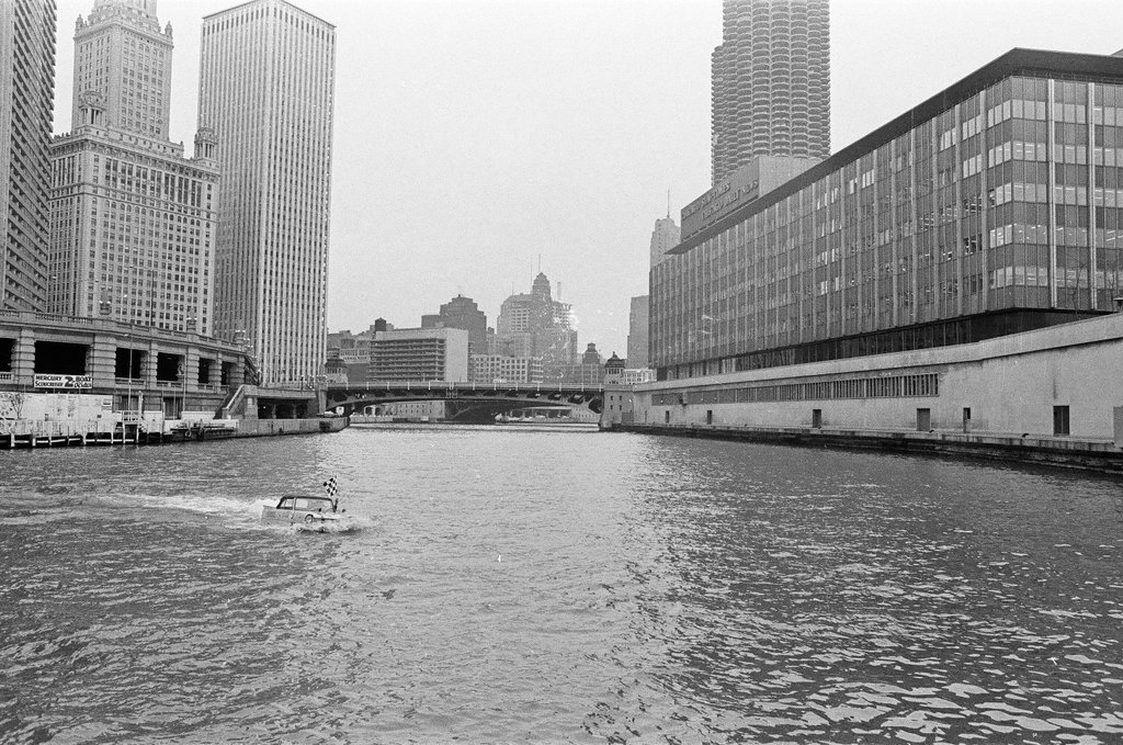 First annual stock car race on Chicago River - John Tweedle for Chicago Sun-Times