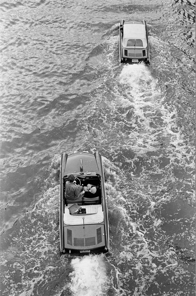 Amphicars ride down Chicago River - Bob Kotalik for Chicago Sun-Times