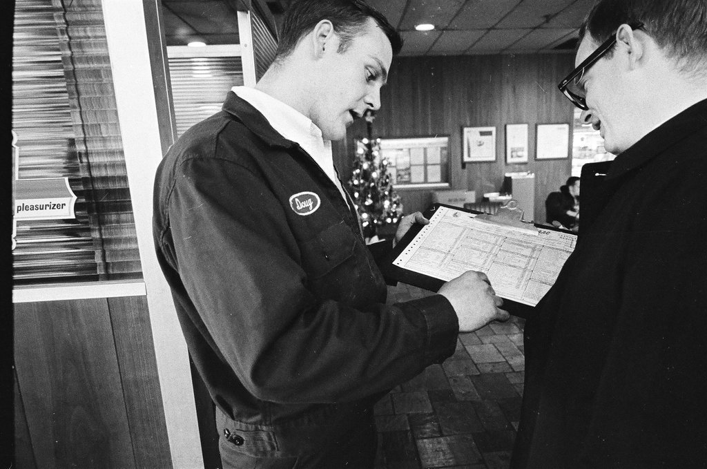 Auto clinic in West Ridge - Pete Peters for Chicago Sun-Times