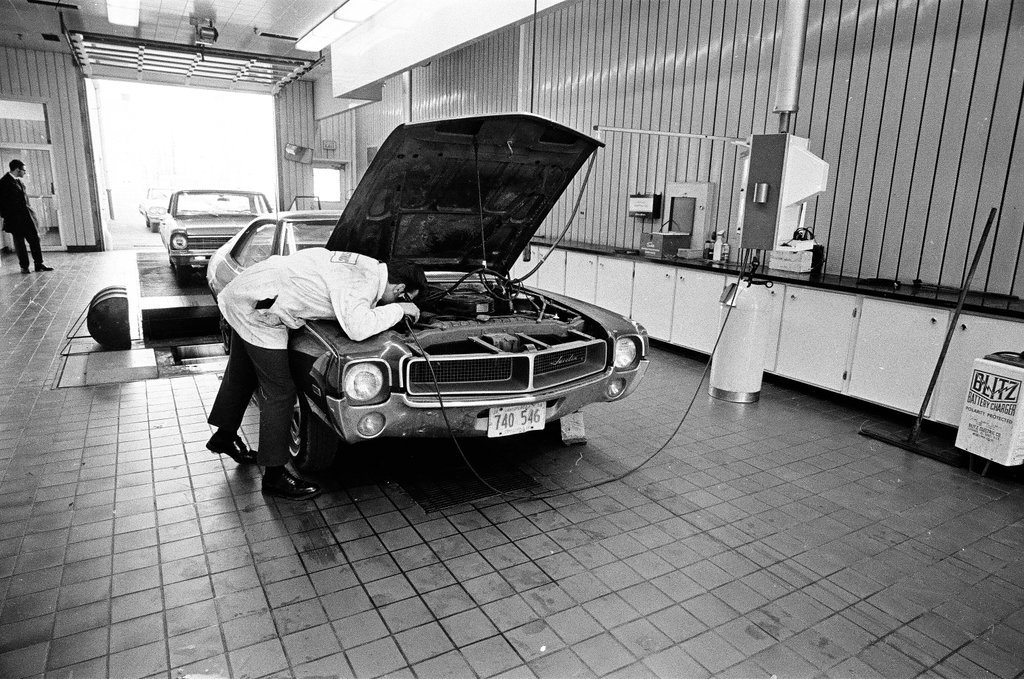 Auto clinic in West Ridge - Pete Peters for Chicago Sun-Times