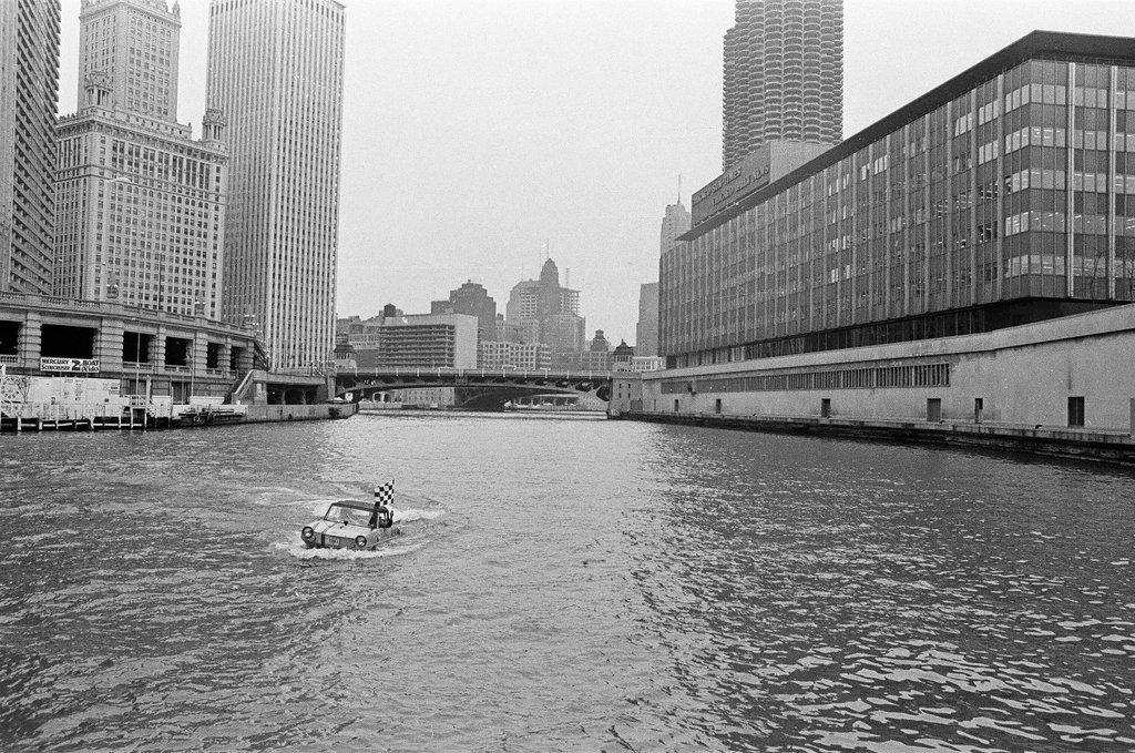 First annual stock car race on Chicago River - John Tweedle for Chicago Sun-Times