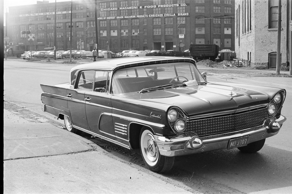 Abandoned car on Cermak Road - Howard Lyon for Chicago Sun-Times