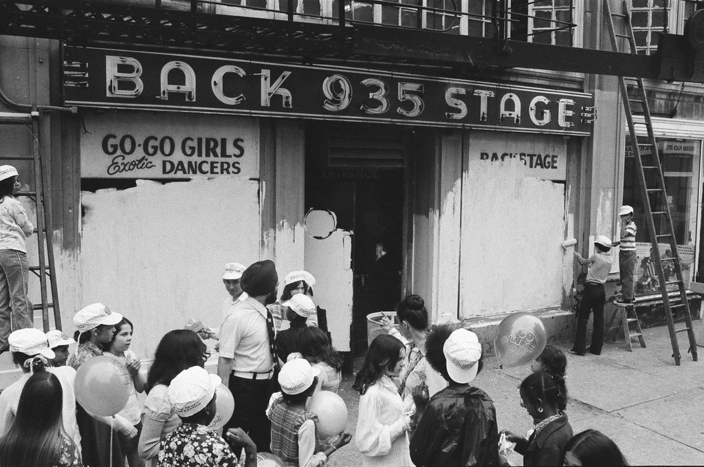 Backstage nightclub painted and sign comes down - Perry C. Riddle for Chicago Sun-Times
