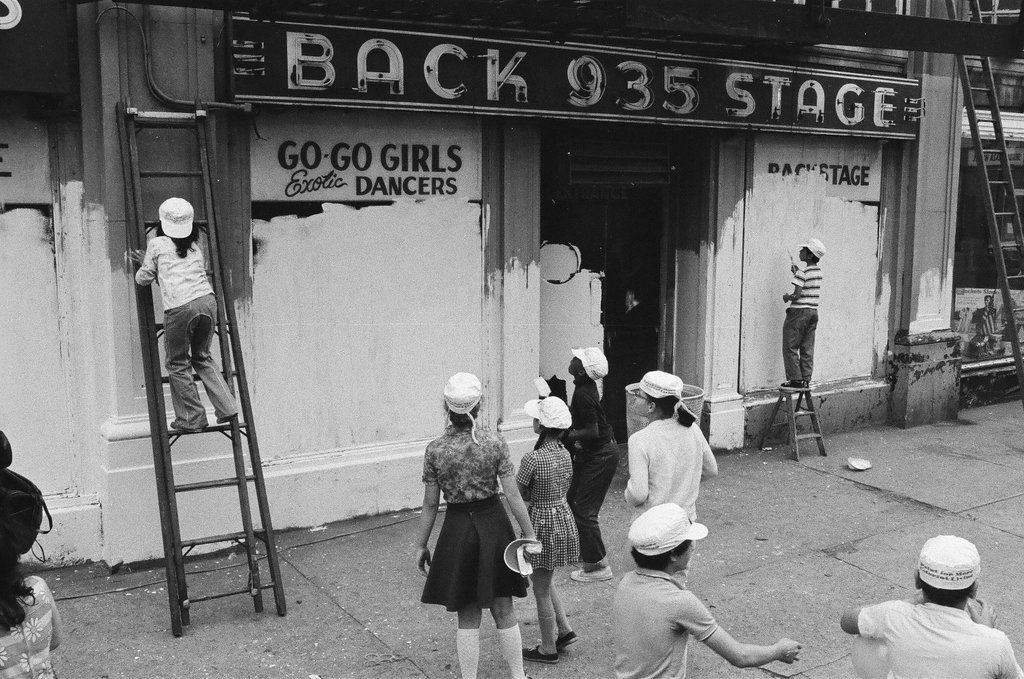 Backstage nightclub painted and sign comes down - Perry C. Riddle for Chicago Sun-Times