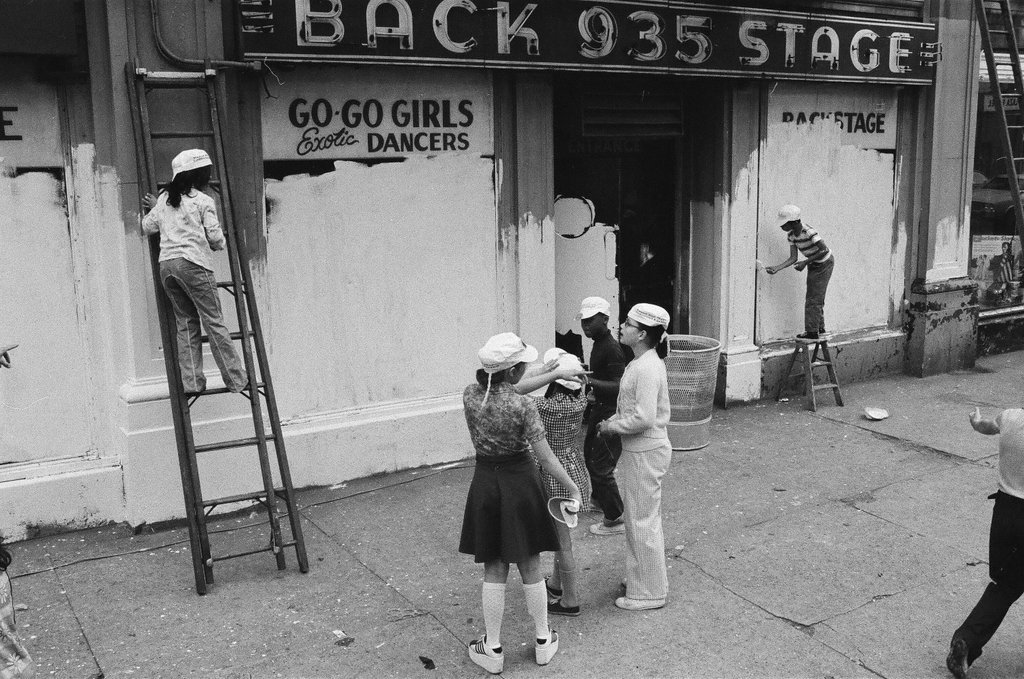 Backstage nightclub painted and sign comes down - Perry C. Riddle for Chicago Sun-Times