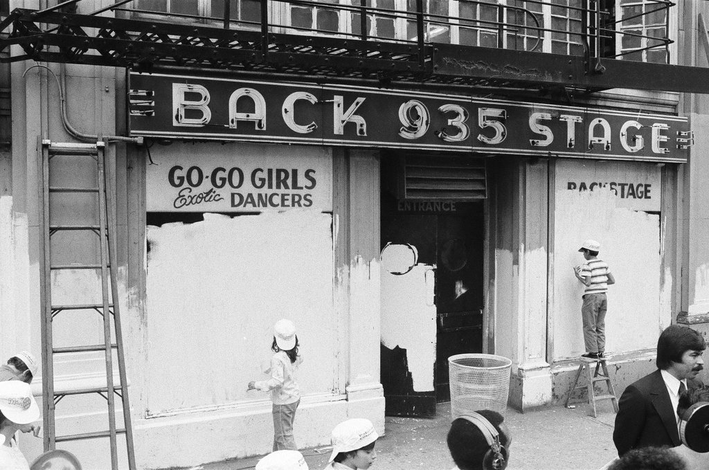 Backstage nightclub painted and sign comes down - Perry C. Riddle for Chicago Sun-Times