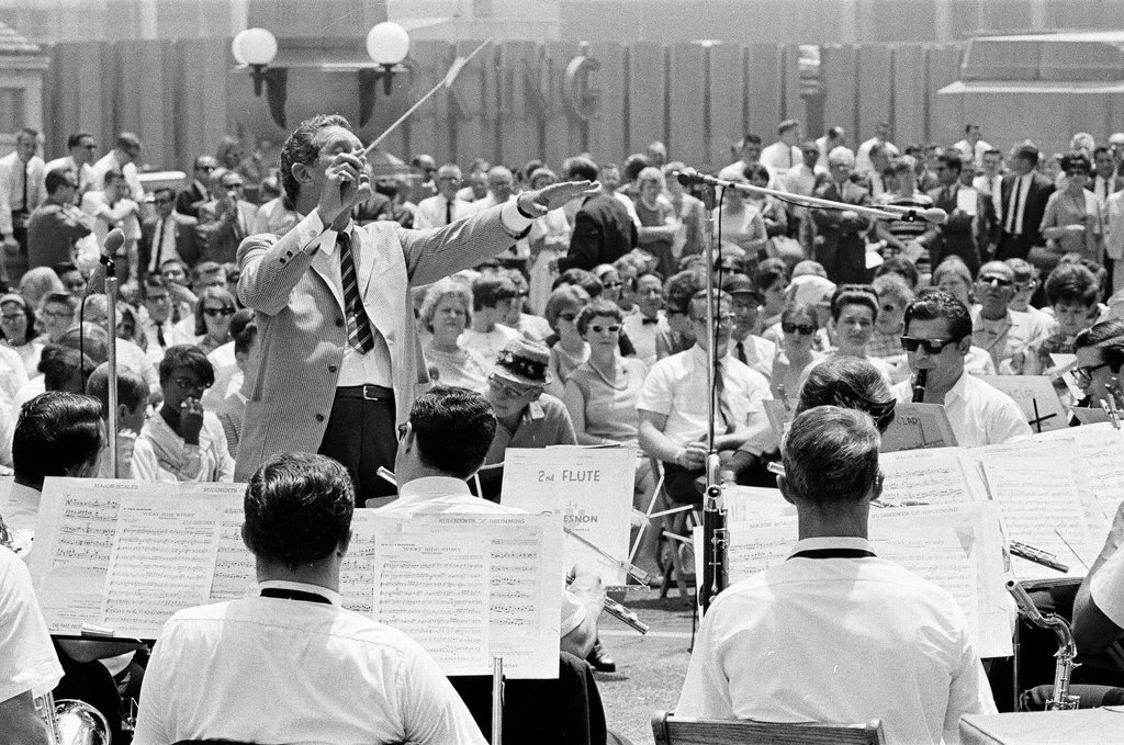Henry Brandon leads band through live music at Riverside Plaza - Jack Dykinga for Chicago Sun-Times