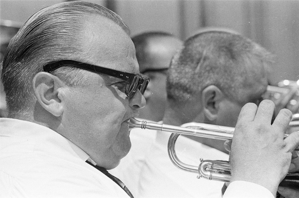 Henry Brandon leads band through live music at Riverside Plaza - Jack Dykinga for Chicago Sun-Times