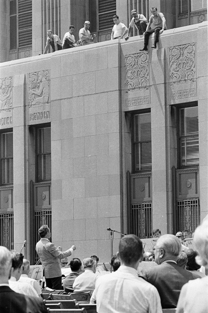Henry Brandon leads band through live music at Riverside Plaza - Jack Dykinga for Chicago Sun-Times