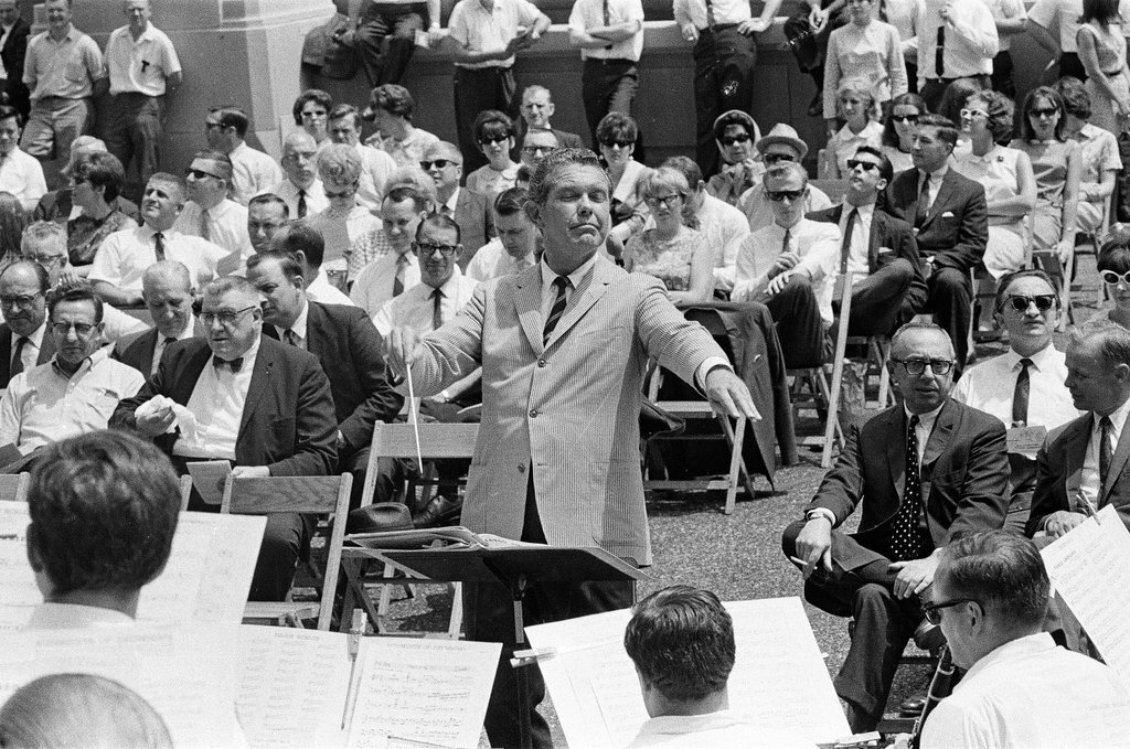 Henry Brandon leads band through live music at Riverside Plaza - Jack Dykinga for Chicago Sun-Times
