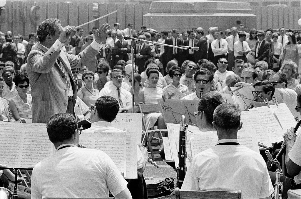 Henry Brandon leads band through live music at Riverside Plaza - Jack Dykinga for Chicago Sun-Times